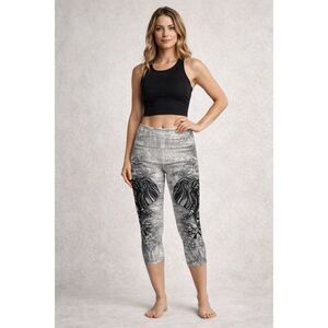 Women’s Evolution & Creation Elephant Print Capri Leggings SZ Med White Stretch